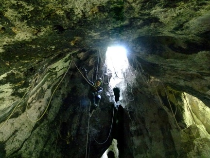Ćwiczebia kursowe w poręczowaniu w Jaskini Jasnej w Strzegowej 