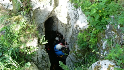 Ćwiczenia kursowe w poręczowaniu w Jaskini Jasnej w Strzegowej 