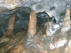 Znajdują się w niej liczne słupy naciekowe (stalagnaty) podpierające strop, w niektórych miejscach tworzące „kolumnady”.P3330721