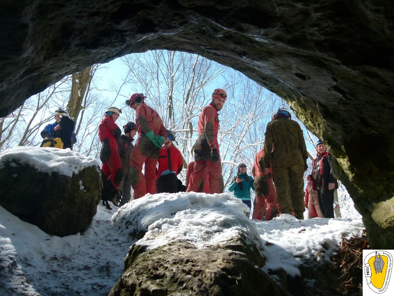 Taki widok na ekipę z otworu Jaskini w zielonej Gorze3330730