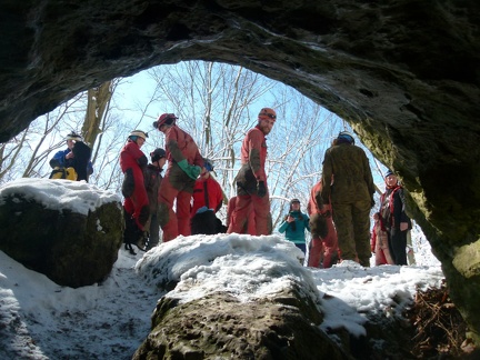 Taki widok na ekipę z otworu Jaskini w zielonej Gorze3330730